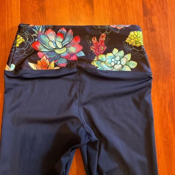 Like new!, Pineapple Clothing Bali Blue Lucy Navy Leggings Yoga Pants Size M - Picture 11 of 11